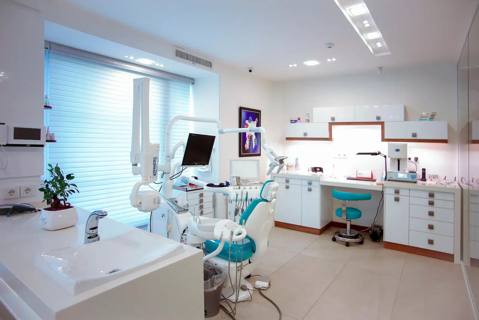 Modern diş kliniği tedavi ünitesi